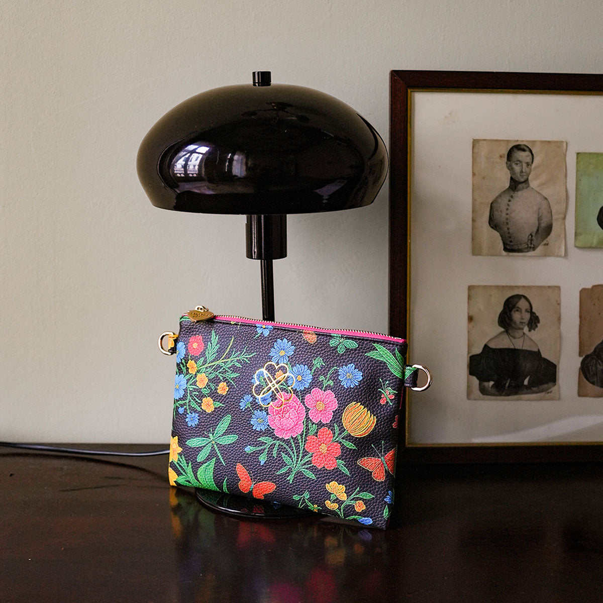 Lia Pouch Floral Black