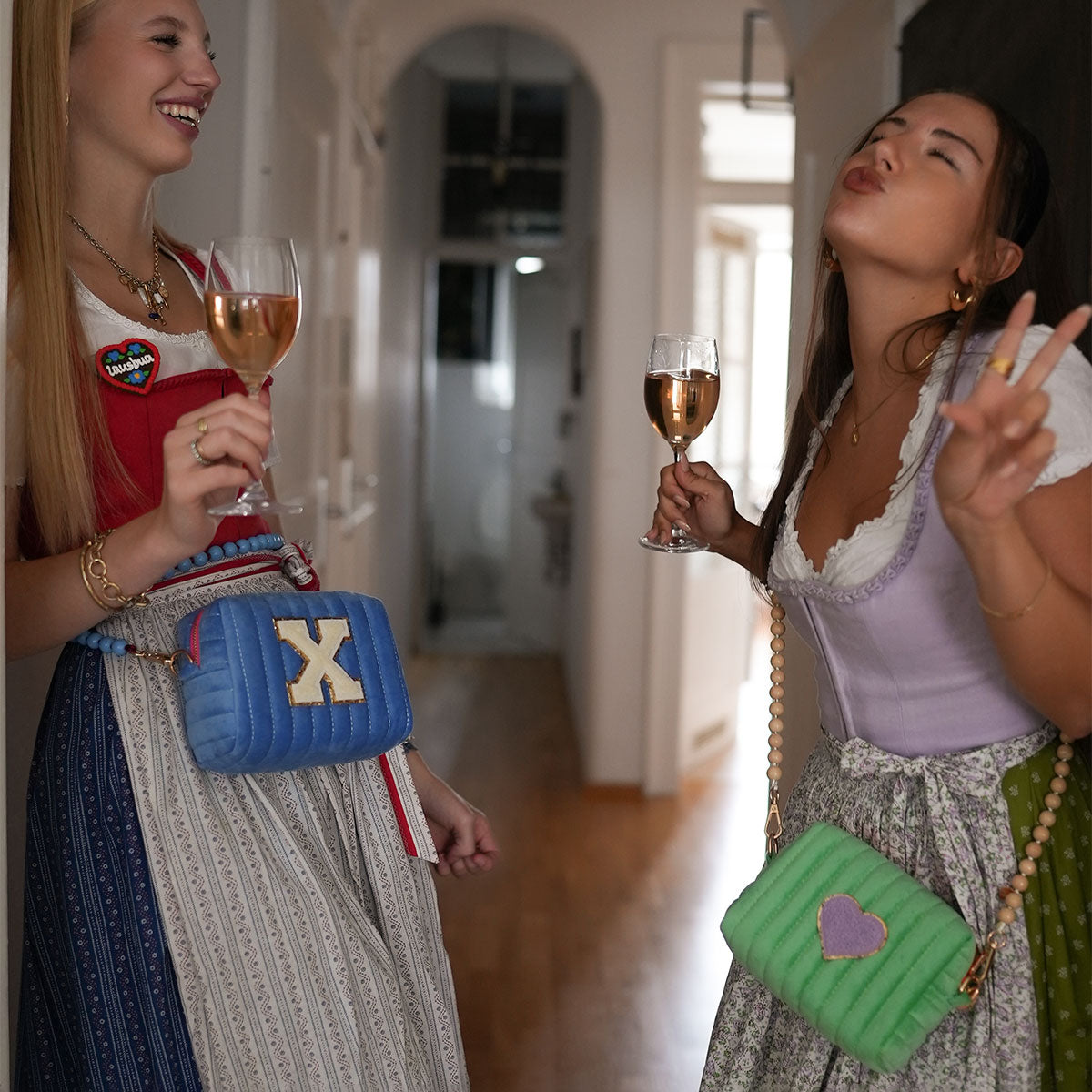 Lola Samt-Tasche Malibu Blau