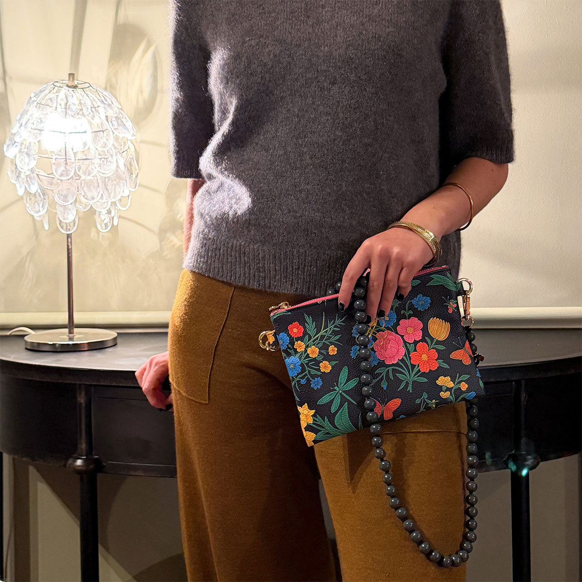 Lia Pouch Floral Black