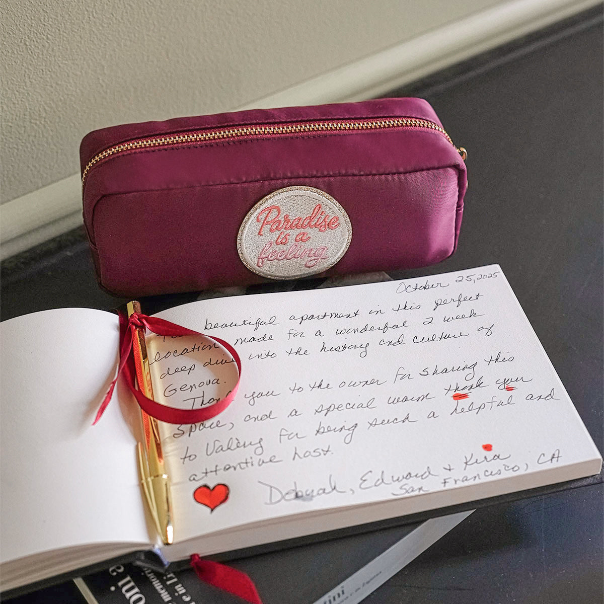 Ein kleines, edles Stiftemäppchen oder Pencil Case, das du mit selbstklebenden Stoney Clover Dupe Patches personalisieren kannst.