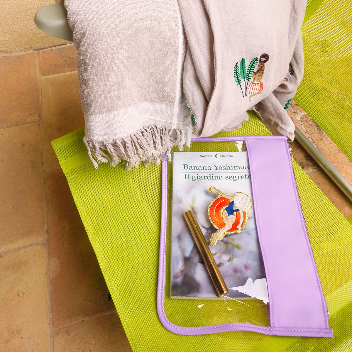 Cora Transparente Clutch Flieder