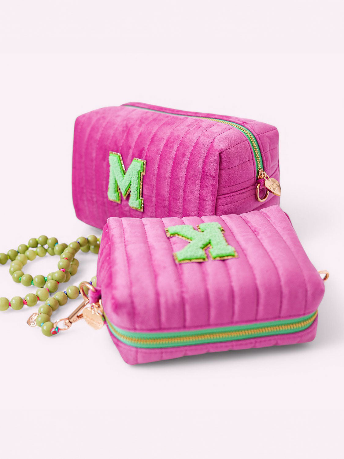 Edel und fun: bunte Samt-Taschen für Kosmetik & Co, personalisierbar mit Sticker Patches und ein stilvolles Geschenk.