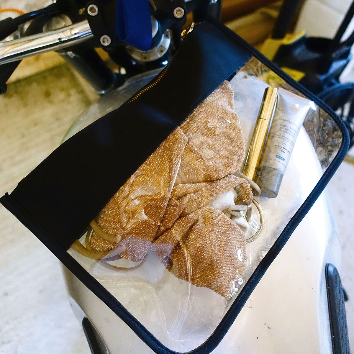 Cora Transparente Clutch Schwarz