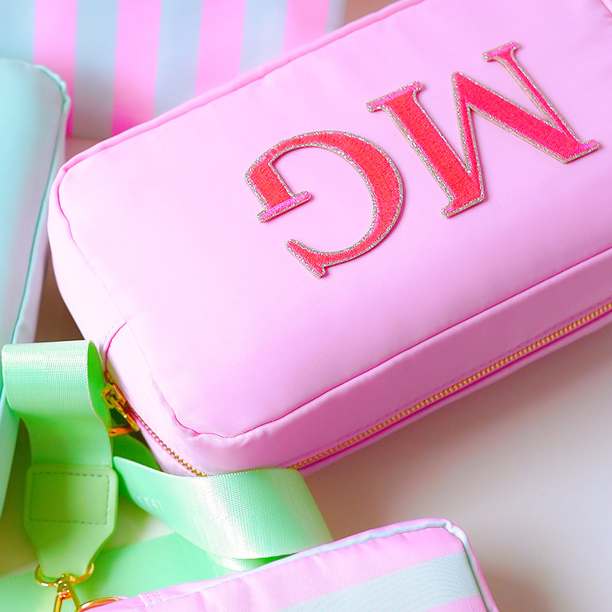 Glitzer Buchstaben Mimi's Serif Neon Pink