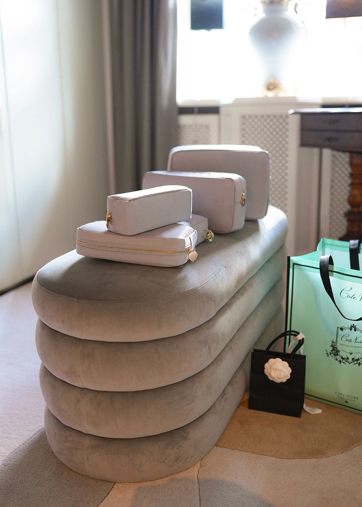 Cora Transparente Clutch Pebble Grau