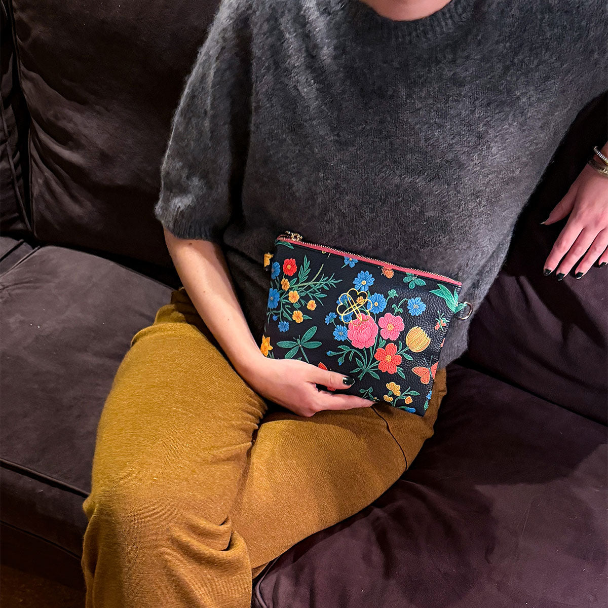 Lia Pouch Floral Black